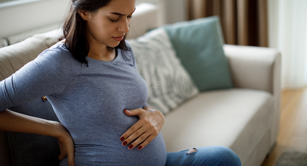 Đau lưng dưới gần mông là tình trạng xảy ra phổ biến ở phụ nữ mang thai